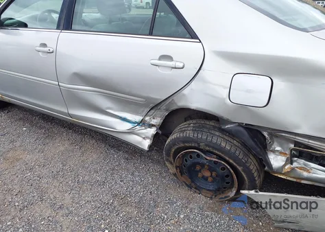 2004 Toyota Camry Le z USA, uszkodzony, nr VIN 4T1BE32K64U817834